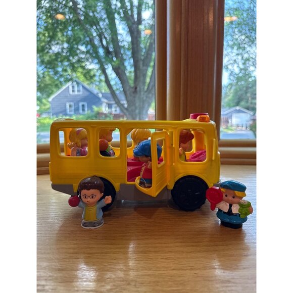 Fisher-Price Little People Smiling School Bus & 7 Figures Set - Picture 7 of 9